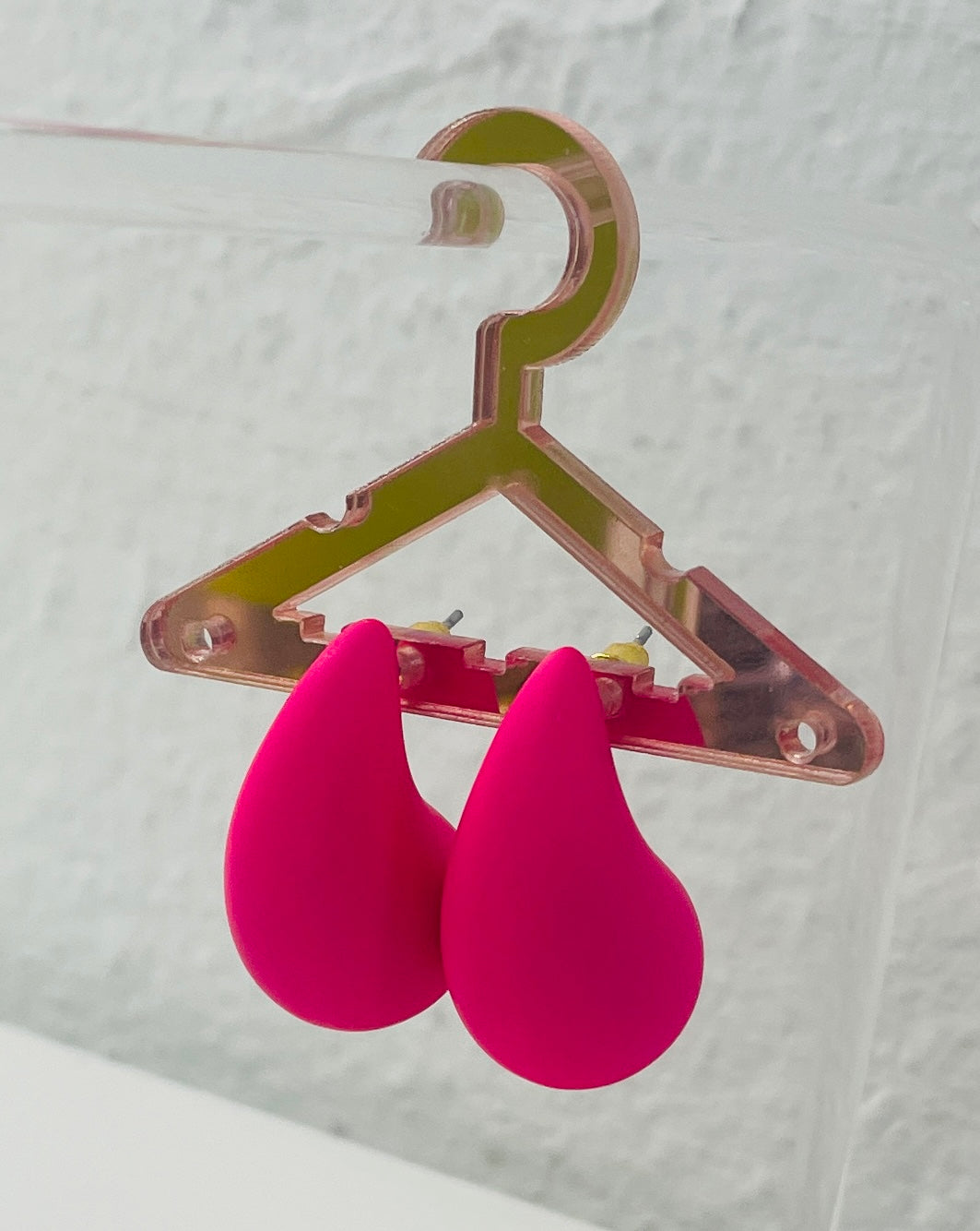 Colored droplet stud earrings
