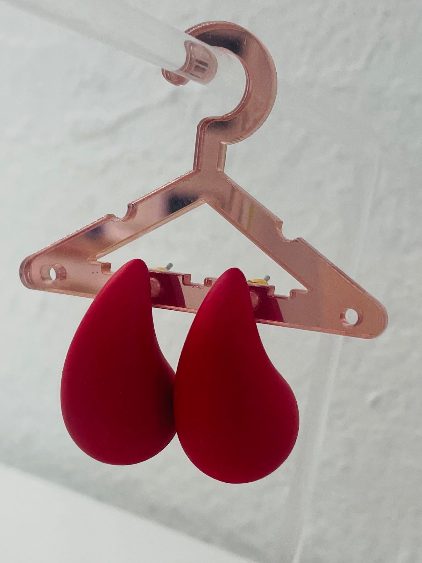 Colored droplet stud earrings