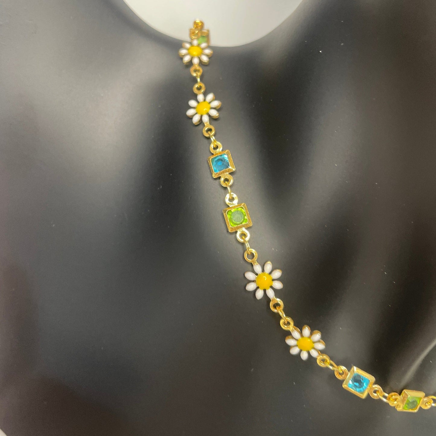 Get me a Daisy necklace