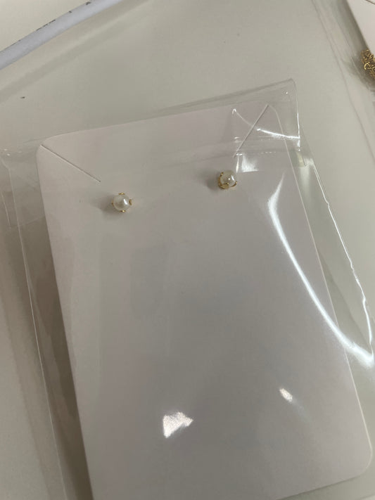 Mini pearl earrings