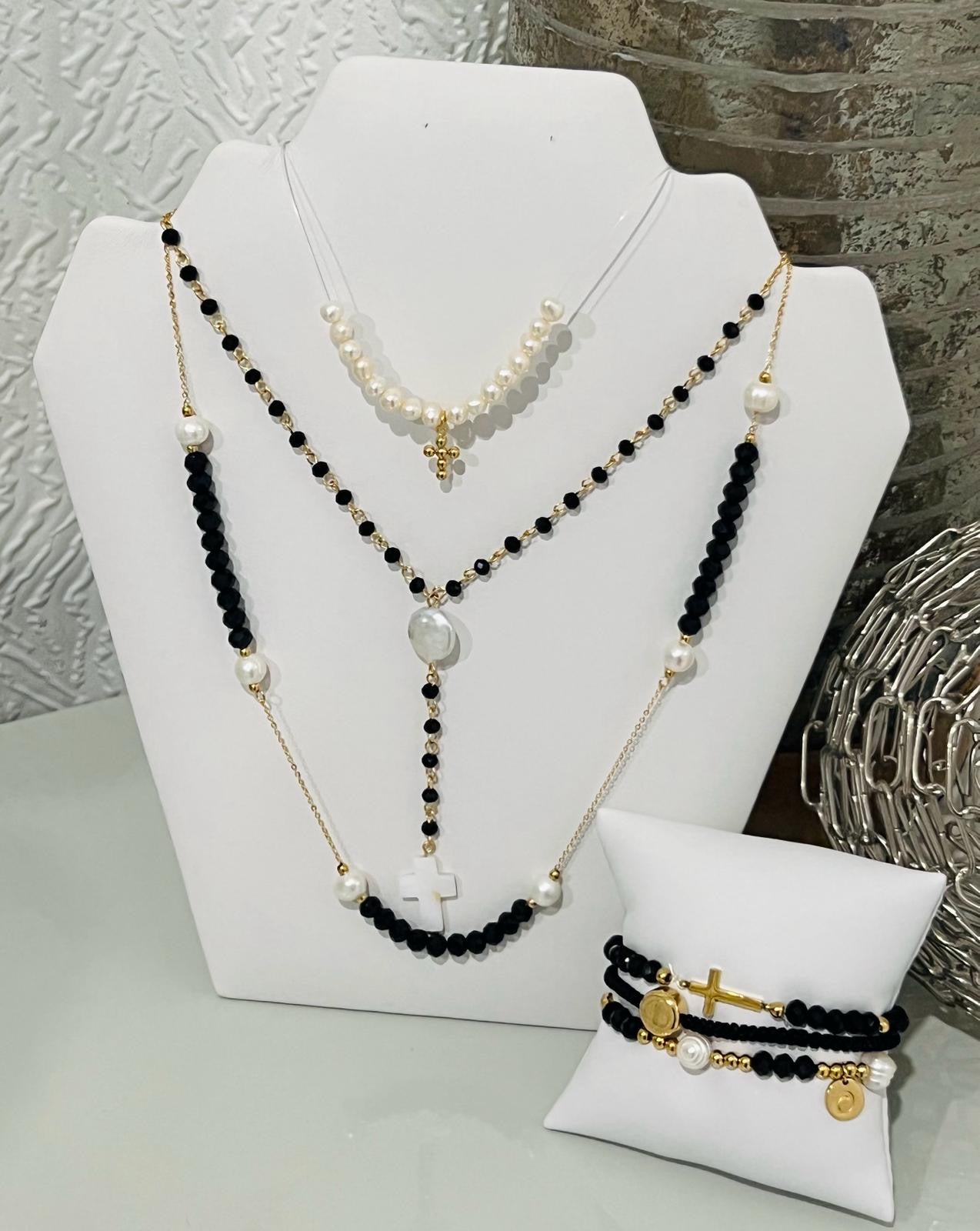 Black and pearls necklace