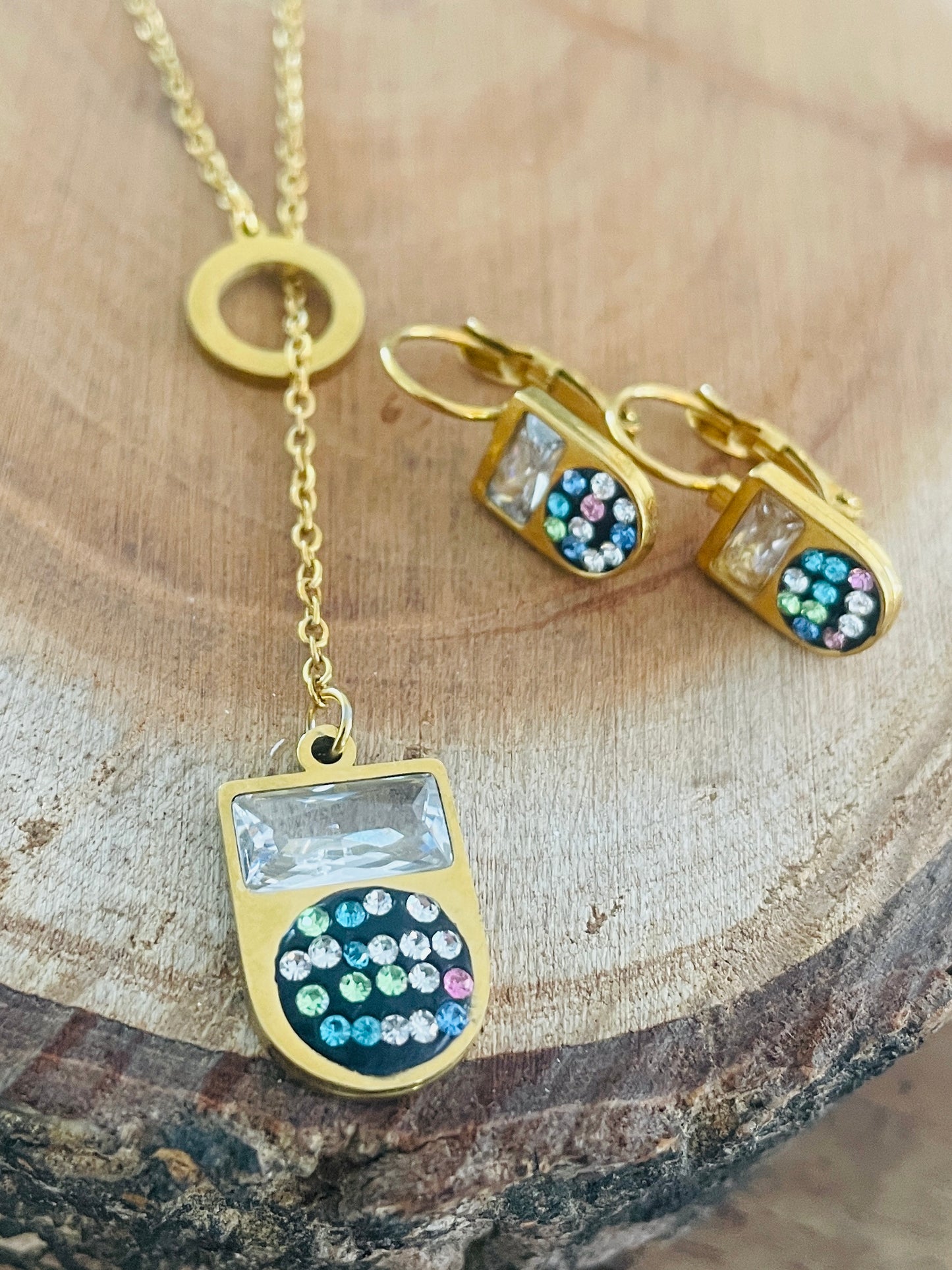 Circle and gems earrings and necklace