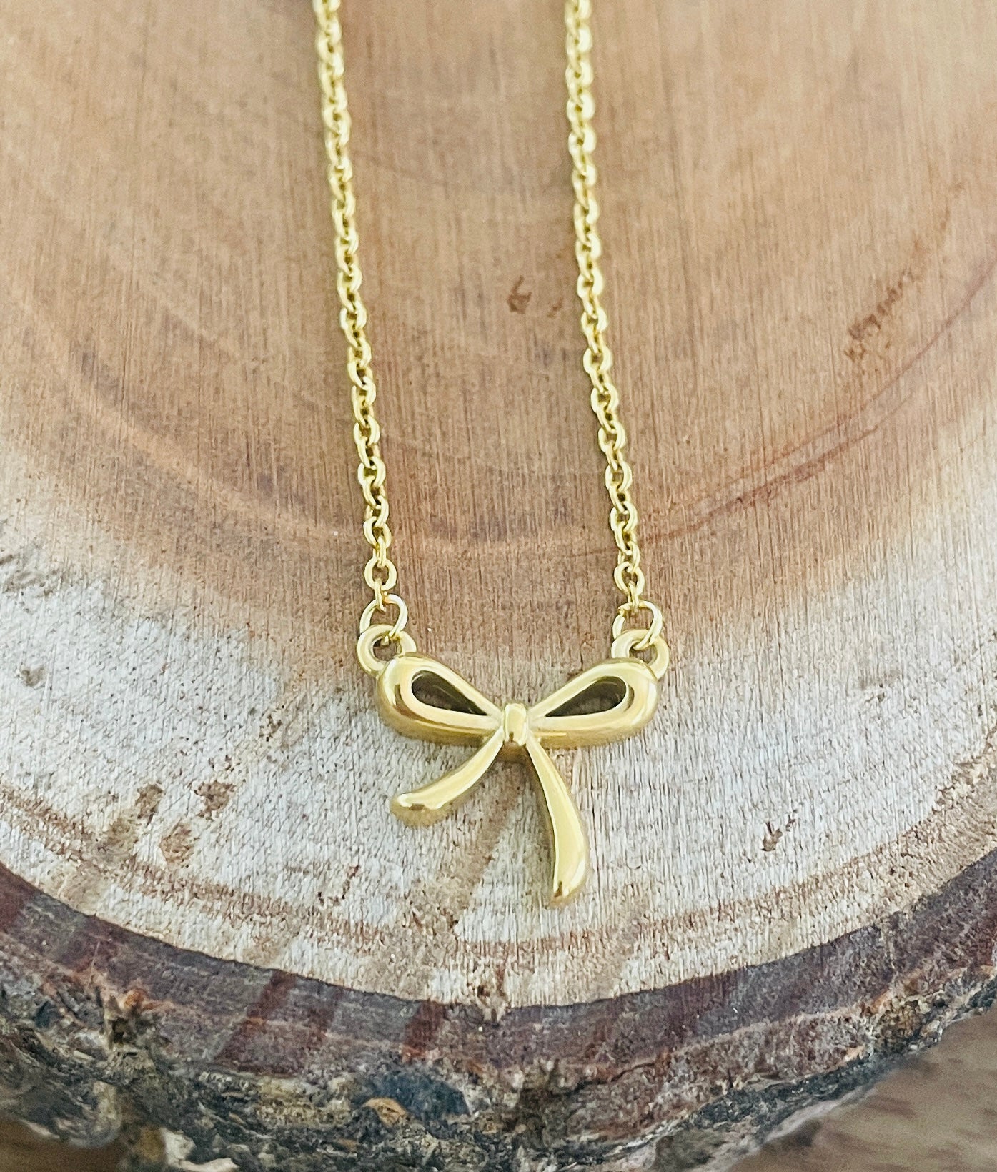 Gold bow necklace