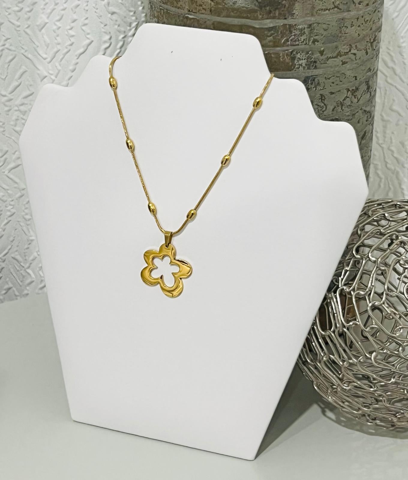 Chunky flower gold necklace