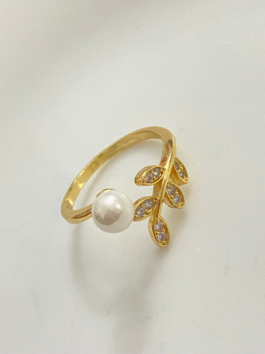 Ajustable small pearl gold ring