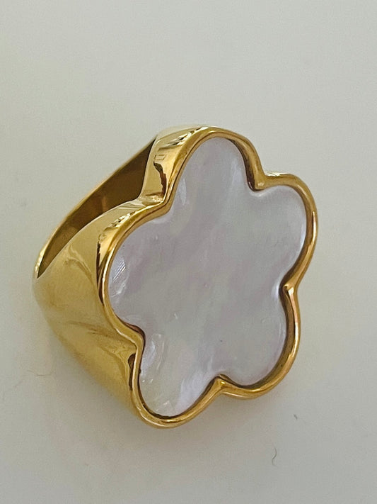 Opal and flower Gold ring